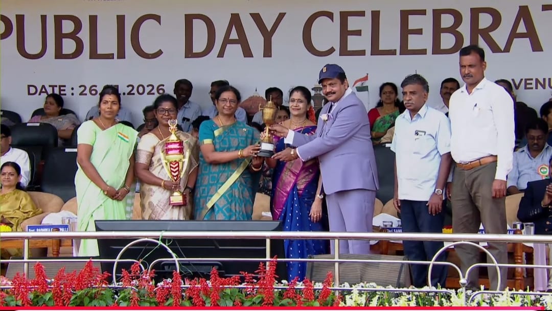Most Respected CMD, NLCIL presenting the trophy to Sec.Schools - receiving prize for securing first place in culturals